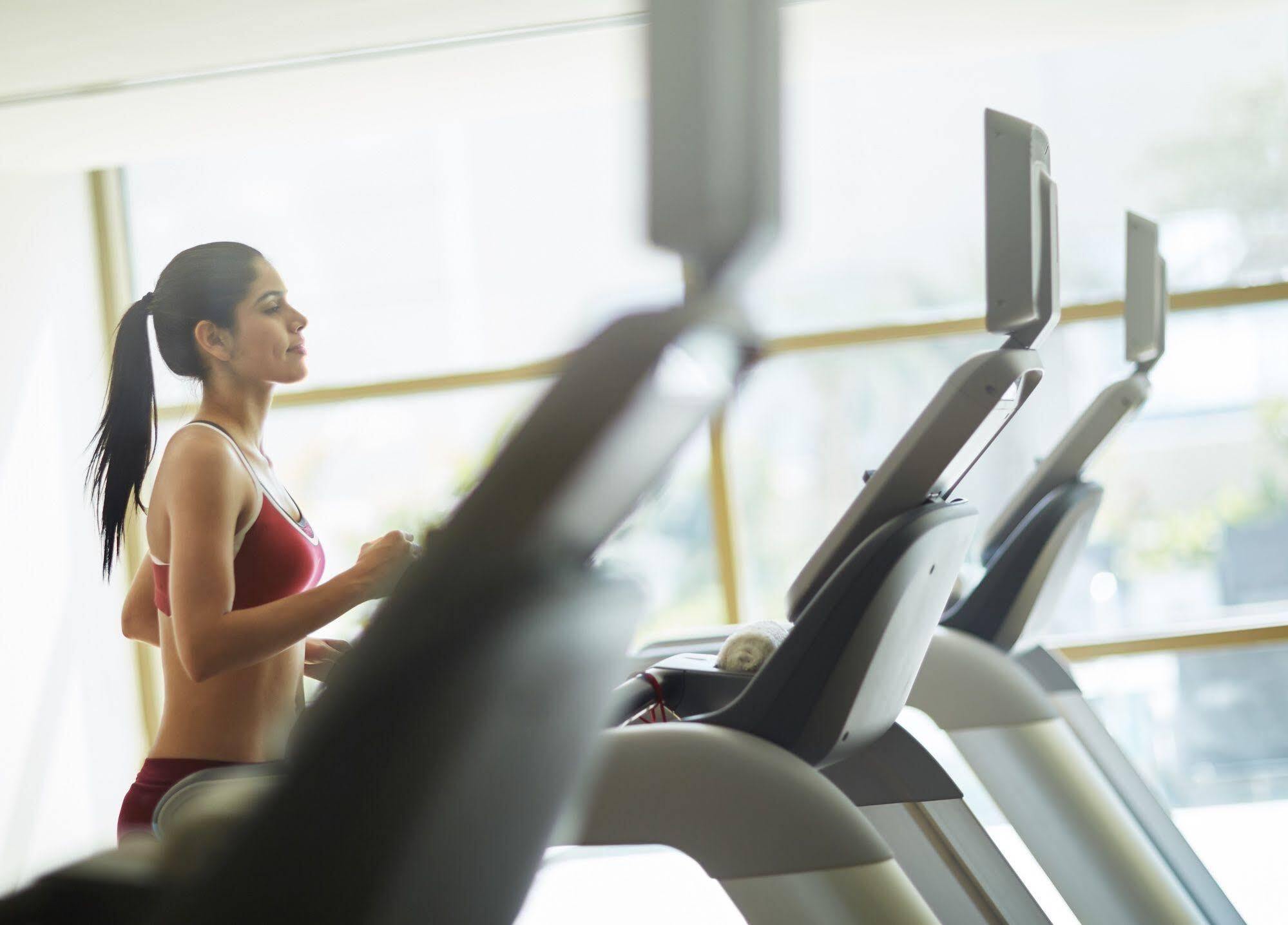 Taj Swarna, Amritsar酒店 外观 照片 A woman on a treadmill