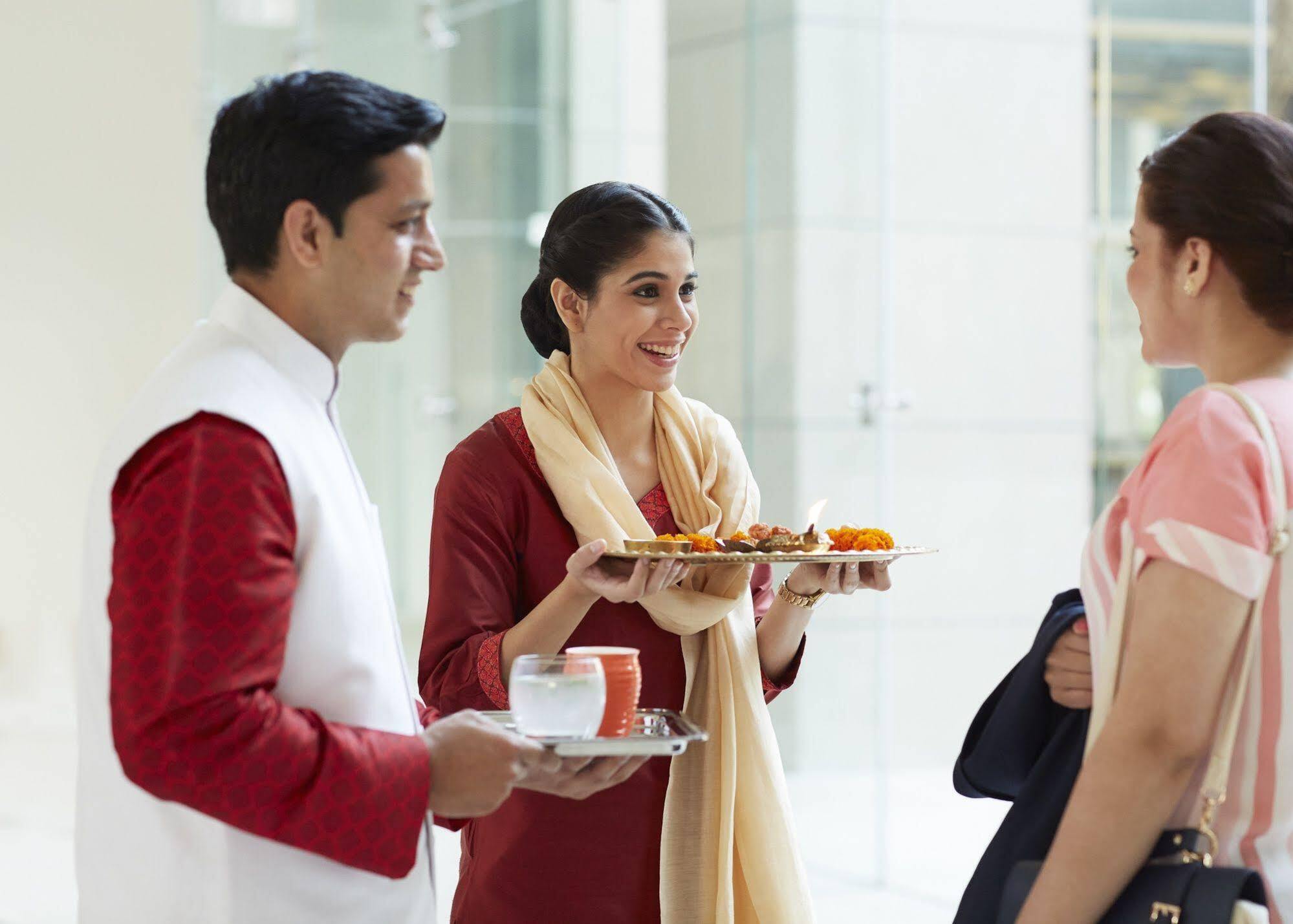 Taj Swarna, Amritsar酒店 外观 照片 Indian people greeting each other