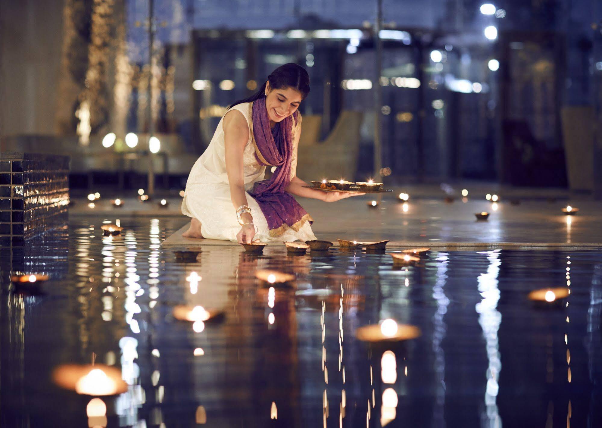Taj Swarna, Amritsar酒店 外观 照片 A woman lighting a diya