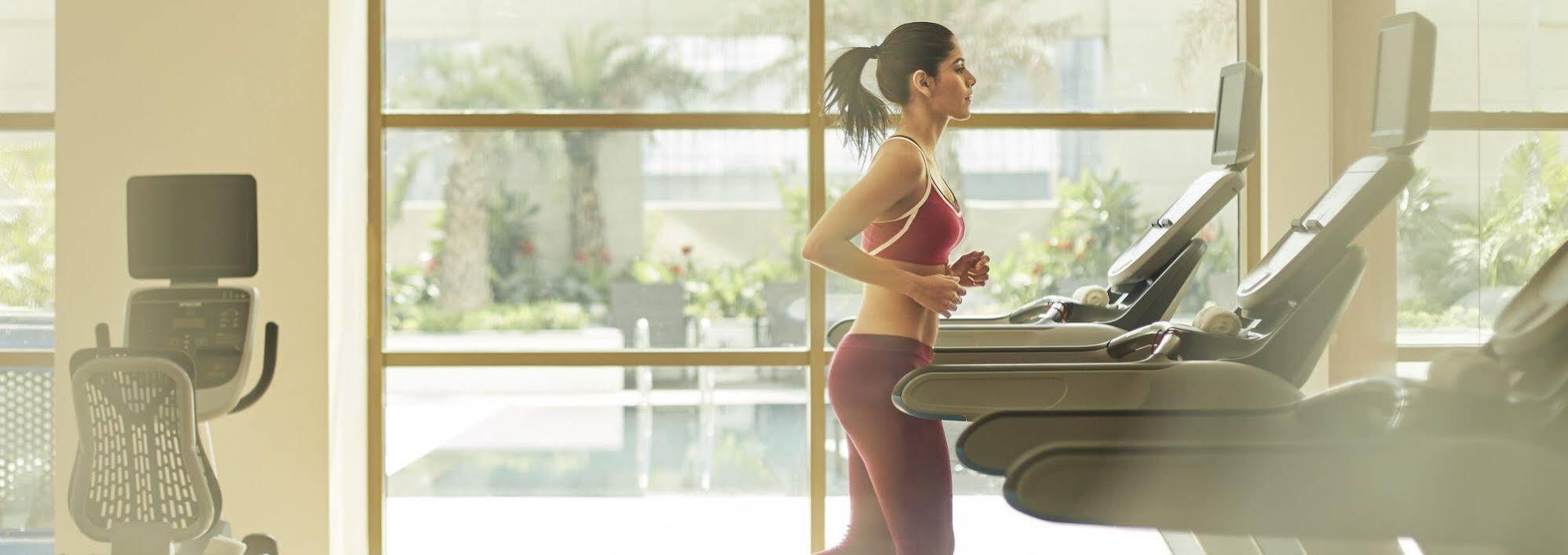 Taj Swarna, Amritsar酒店 外观 照片 A woman exercising on a treadmill